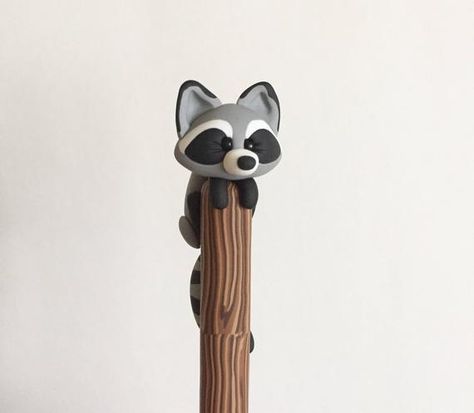 Clay Raccoon, Polymer Clay Pens, Clay Pen, Sculpture Art Clay, Break Time, Bead Ideas, Clay Design, Miniature Crafts, Sculpting Clay