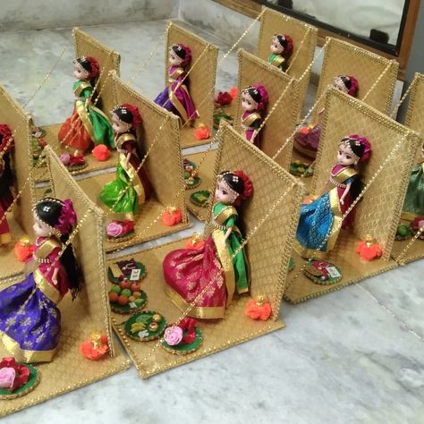 Matli Decoration, Return Gift Ideas, Saree Function, Dolls Handmade Diy, Home Flower Decor, Half Saree Function, Plate Decoration, Dancing Dolls, Doll Decoration