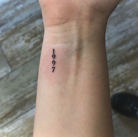 Small Meaningful Tattoos Unique, Birthdate Tattoo, Date Tattoos, Small Pretty Tattoos, Writing Tattoos, Petite Tattoos, Small Hand Tattoos, Cute Tattoos For Women, Classy Tattoos