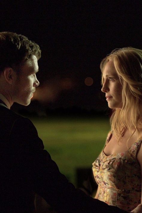 This Vampire Diaries Finale Moment Makes Us Think This Couple Has a Future Vampire Diaries Memes, Klaus And Caroline, Vampire Diaries Stefan, Vampire Diaries Quotes, Video Love, Candice King, Vampire Diaries Wallpaper, Vampire Diaries Funny, Bonnie Bennett