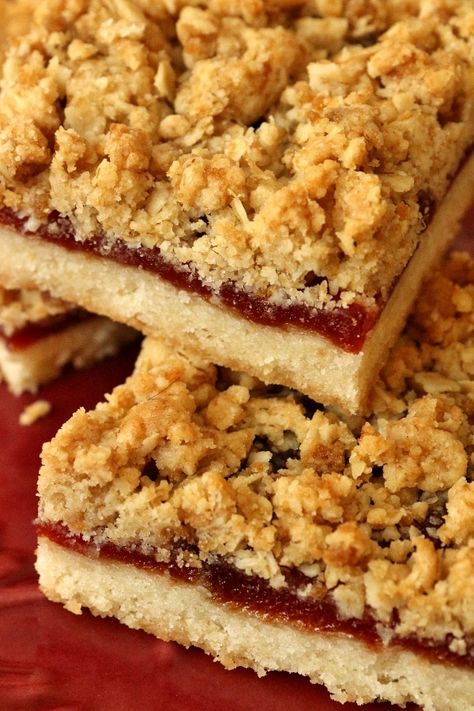 Guava Bars Recipes, Guava Desserts, Bars With Shortbread Crust, Guava Recipes, Raspberry Crumble, Boricua Recipes, Tropical Food, Shortbread Bars, Sweet Bar