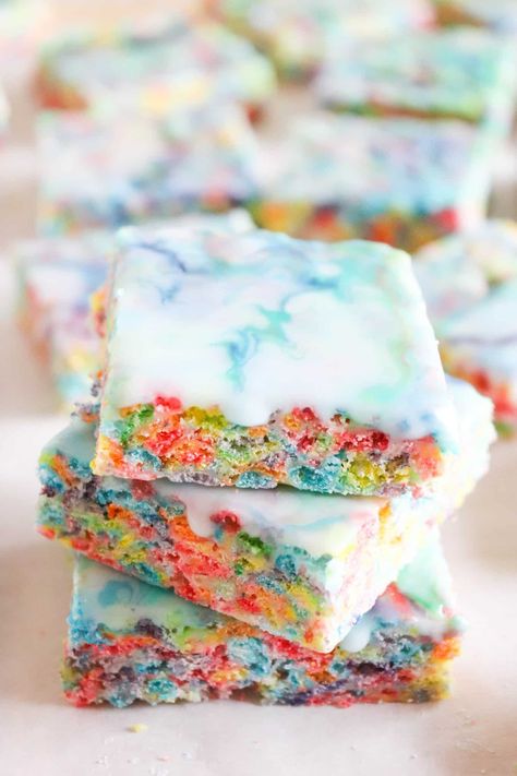 Fruity Pebble Treats, Tie Dye Food, Fruity Pebble Bars, Marshmallow Treats Recipe, Fruity Pebbles Treats, Tie Dye Cupcakes, Tie Dye Birthday Party, Rice Crispy Treats Recipe, Fruity Pebble