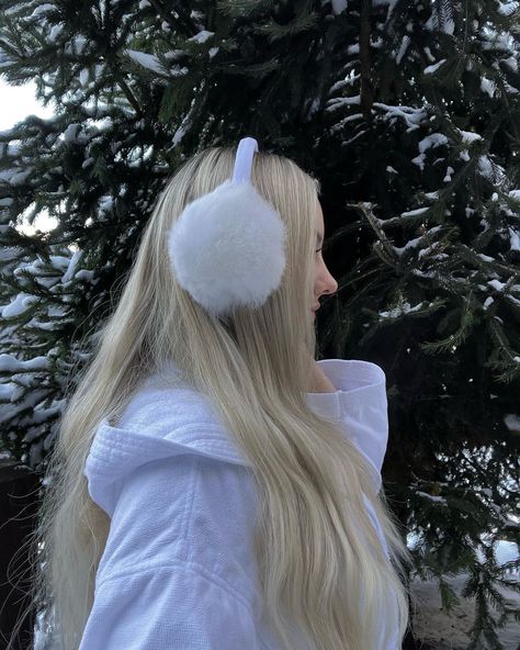 jodeci 🤍 (@jodecirochelle) • Instagram-Fotos und -Videos White Earmuffs, Earmuffs Outfit, Winter Princess, Winter Inspired, Snow Bunnies, Cute Poses, Earmuffs, White Outfits, Winter White