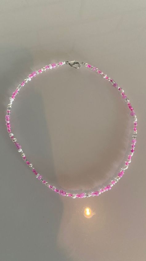 Pink And White Beaded Bracelets, Seed Bead Necklace Pink, Pink And White Beaded Necklace, Pink Bead Jewelry, Pink Beaded Necklaces, Beaded Jewelry Pink, Glass Seed Bead Necklace Ideas, Pink Necklace Beaded, Aesthetic Seed Bead Jewelry