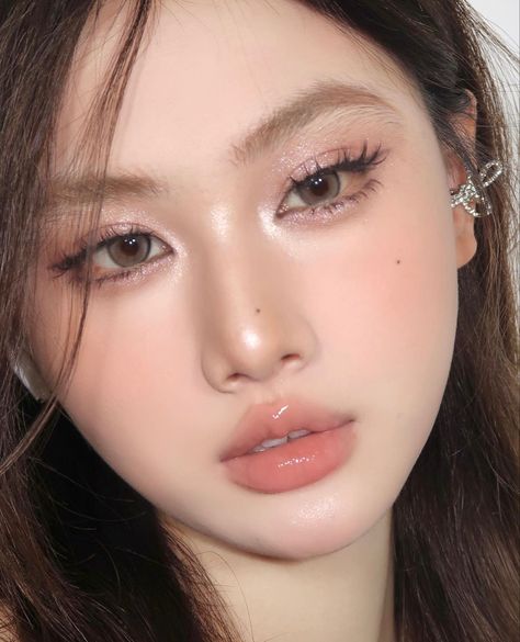 Warm Tone Makeup, Sanggul Modern, Asian Makeup Looks, Korean Makeup Look, Light Makeup Looks, Peach Makeup, Soft Makeup Looks, Korean Eye Makeup, Ethereal Makeup