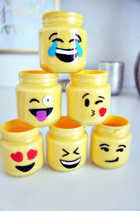 My love of emoji's has been a joke around our house and inspired this simple way to bring your favorite emoji's from your phone to your home with these adorable, emoji mason jars! Party Emoji, Fun Crafts For Teens, Baby Food Jar Crafts, Emoji Party, Baby Food Jars, Glass Bottles Art, Summer Crafts For Kids, Diy Jar Crafts, Diy Bottle Crafts