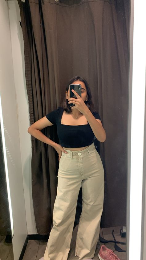 Essential fitting room selfie Trial Room Selfies, Mirror Selfie Story Ideas, Mirror Selfie Story, Selfie Story Ideas, Fitting Room Selfie, Room Mirror Selfie, Trial Room, Room Selfies, Room Mirror