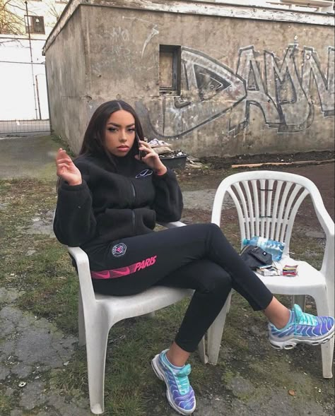 Roadman Girl, Hood Girls, Flipagram Instagram, Tennis Shoes Outfit, City Outfits, Lazy Outfits, Lazy Day Outfits, Nikes Girl, Girl Fits