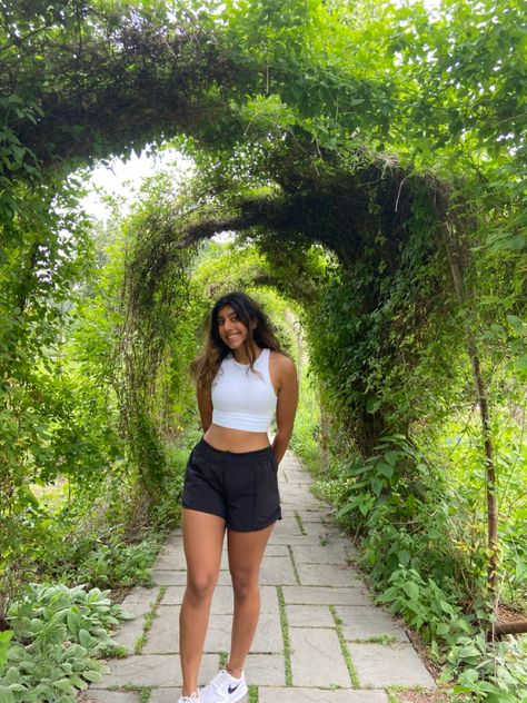 Hotty Hot Shorts Outfit, Hike Outfit, Italian Summer Outfits, Hiking Fits, Hiking Pictures, Hotty Hot Shorts, Indian Bridal Outfits, Hot Shorts, Italian Summer