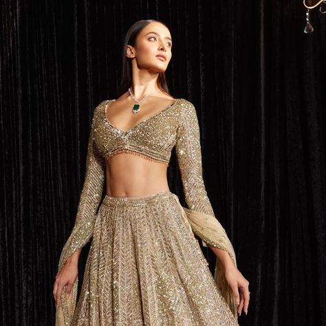 3,778 likes, 49 comments - ejaazcouture on September 17, 2022: "Champagne imaginations, lighting up the night in our luminous ensemble 𝘚𝘌𝘈𝘚𝘖𝘕�..." Blouse On Golden Lehenga, Champagne Color Lehenga, Ejaazcouture Lehenga, Reception Lehengas, Ejaaz Couture, Desi Suits, Shaadi Ideas, Golden Lehenga, Engagement Lehenga