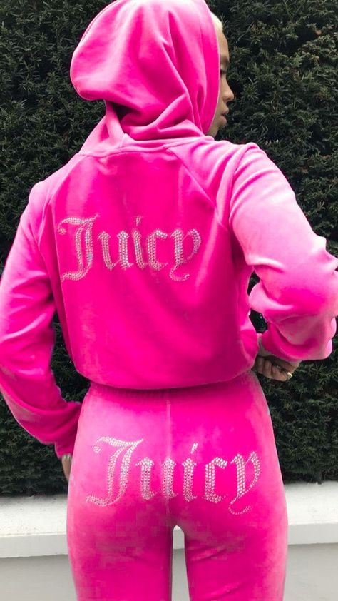 Juicy Couture Track Suit Hot Pink, Tuta Juicy, Pink Tracksuit Aesthetic, Pink Juicy Couture Track Suit, 00s Fashion Outfit, Tracksuit Aesthetic, Juicy Couture Pink Tracksuit, Thrift Manifest, Juicy Couture Track Suit