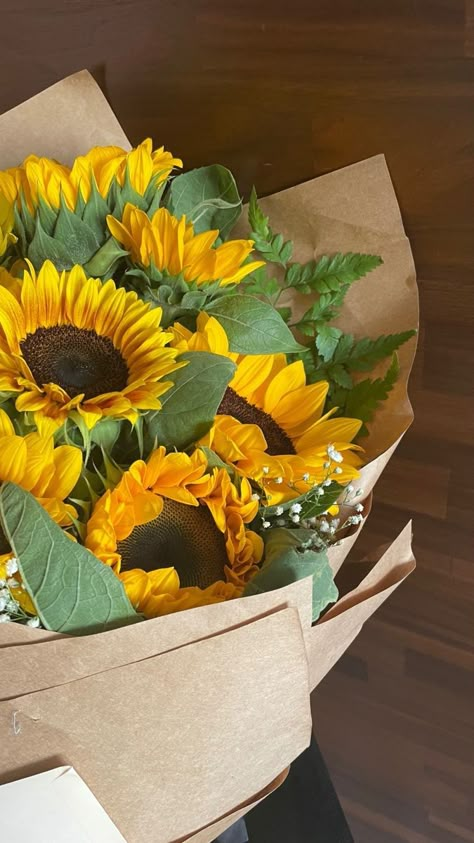 Boquette Flowers, Sunflower Bouquets, Sunflower Wallpaper, Flowers Bouquet Gift, Nothing But Flowers, Wallpapers Images, Flower Therapy, Beautiful Bouquet Of Flowers, Luxury Flowers