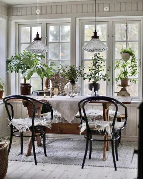 Swedish Cottage Interior, Elegant Dining Room Decor, Swedish Dining Room, Gustavian Interiors, Swedish Interior Design, Swedish Interiors, Scandinavian Cottage, Home Ideas Kitchen, Swedish Cottage