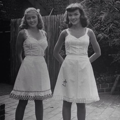 Sent outside on a summer's day in their pretty camisoles and slips! 1940s Summer Dress, 1960s Summer Fashion, 1947 Fashion, Teenage Dress, 1940s Woman, Fashion 1940s, 1940's Fashion, Look Retro, Sun Dresses