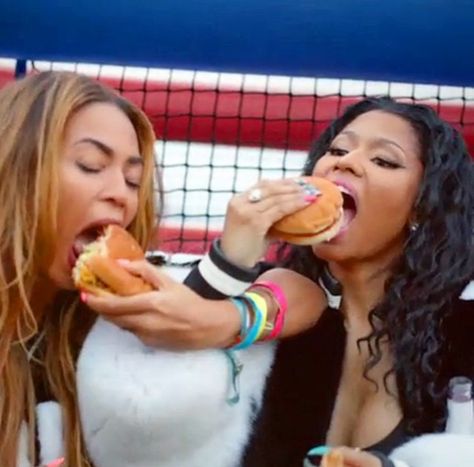 Beyonce & Nicki Minaj Eating Burgers in their "Feeling Myself" Music Video★ #Onika_Tanya_Maraj #Singer #Celebrities Steak Smash, Bf Poses, Beyonce Photoshoot, Rest Ideas, Beyonce Nicki Minaj, Beyonce Makeup, Beyonce Beyonce, Beyonce Gif, Beyonce Music