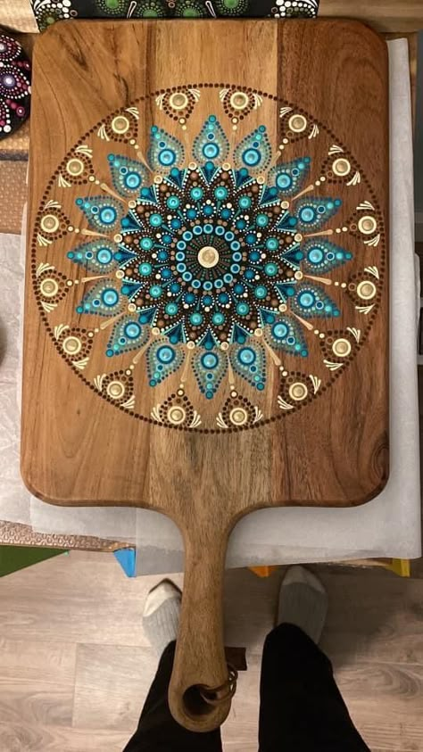 Painting Old Furniture, Mandala Wall Decor, Mandala Art Therapy, Mandala Design Pattern, Wood Painting Art, Rock Painting Ideas Easy, Mandala Artwork, Mandala Rocks, Dot Mandala