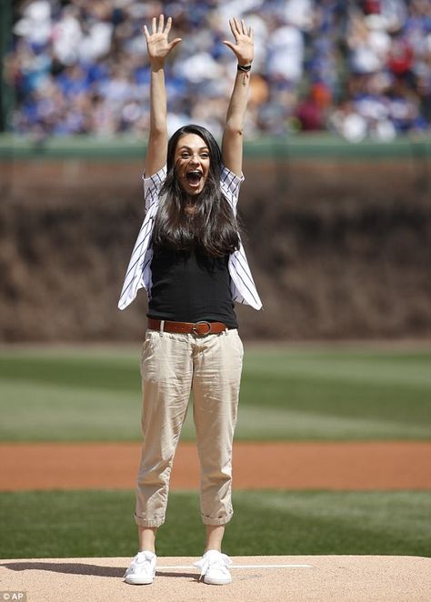 Good arm! Chicago Cubs fan Mila Kunis got the once-in-a-lifetime chance to throw the first pitch at an MLB game before Saturday's game against the Pittsburgh Pirates Mila Kunis Casual, Cubs Game Outfit, Baseball Game Outfit, Baseball Jersey Outfit, Softball Quotes, Game Outfit, Baseball Outfit, Mila Kunis, Jessica Biel