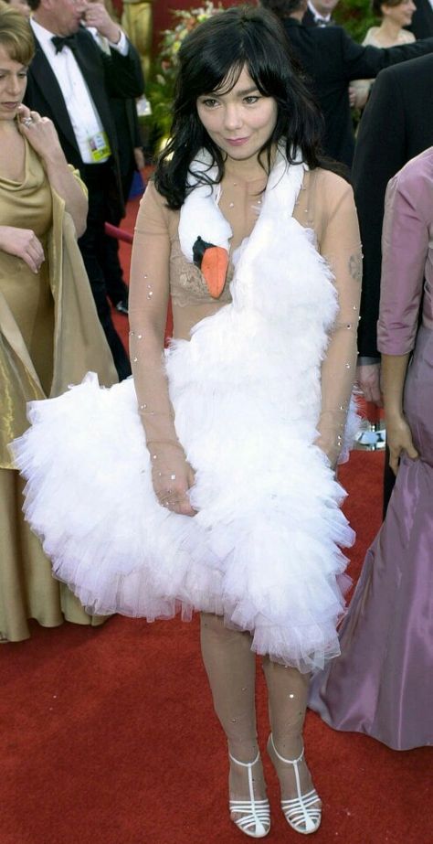 Remember this Oscars swan dress that caused a sensation? Oh how i adore Bjork. Bjork Costume, Björk Swan Dress, Bjork Swan Dress, Swan Dress, Nude Body, Oscar Fashion, Famous Dress, Houston Fashion, Dress History