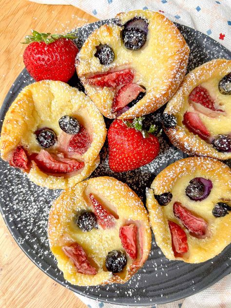 Mini Berry Dutch Babies - Easy and Delicious Mini Dutch Baby Pancakes, Strawberry Dutch Baby, Savory Dutch Baby, Netherlands Food, Dutch Baby Recipe, Baby Muffins, Blueberry Crumble Bars, Dutch Babies, Baby Pancakes