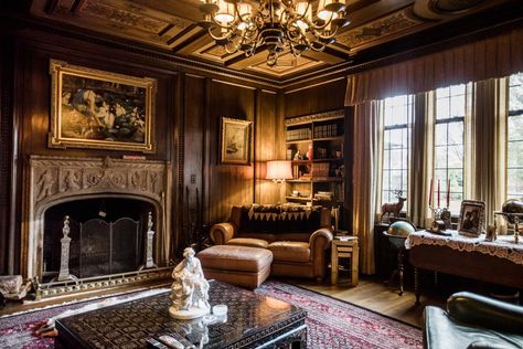 Inside the Restoration of the Charles T. Fisher Mansion - Curbed Detroitclockmenumore-arrow : A historic Boston Edison mansion that retains its 1920s grandeur Old Mansions Interior, Mansion Living Room, Old Mansion, Old Mansions, Tuscan House, Tudor House, Mansion Interior, Big Houses, Formal Living Rooms