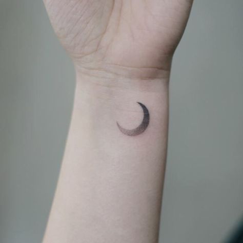 Love simple lines? These minimalist tattoo ideas include everything from airplanes and dinosaurs to aliens to inspire your next one. #tattoos #tattooideas #minimalism Elegant Moon Tattoo, Minimal Moon Tattoo, Luna Tattoo, Clavicle Tattoo, Rainbow Tattoos, Moon Tattoos, Ring Finger Tattoos, Palm Tattoos, Tattoo Minimalist