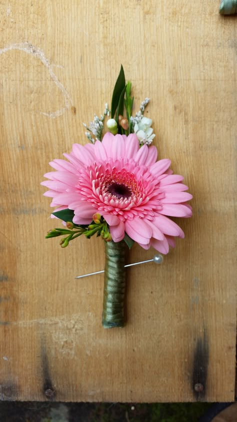 Blossom Bliss Florist Boutonniere: Pink Gerber Daisy Gerbera Daisy Corsage, Gerber Daisy Boutonniere, Gerbera Daisy Boutonniere, Gerber Daisy Corsage, Gerber Daisy Bouquet Wedding, Gerber Daisy Bouquet, Nosegay Bouquet, Daisy Boutonniere, Gerber Daisy Wedding