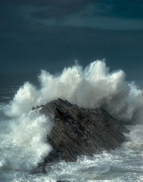 Waves Crashing On Rocks, Stormy Waves, Storm Waves, Wave Photography, Advanced Higher Art, Ocean Storm, Sea Storm, Ocean Waves Painting, Higher Art