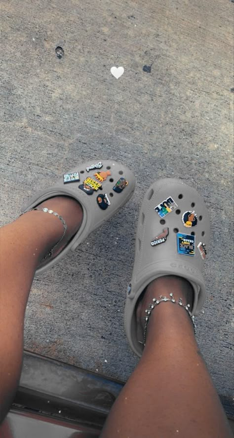 Croks Slipper Aesthetic, Grey Crocs Outfit, Croc Jibbitz Ideas Aesthetic, Crocks Shoes Outfit, Crocs Aesthetic Outfit Casual, Shoes Aesthetic Crocs, Crocs Fits Aesthetic, Bone Crocs Aesthetic, Grey Crocs Aesthetic