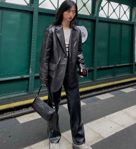 Oversized Black Blazer Outfit, Sabrina Lan, Black Leather Blazer Outfit, Oversized Leather Blazer, Leather Blazer Outfit, Black Leather Jackets, Black Blazer Outfit, Black Leather Blazer, Save Outfits