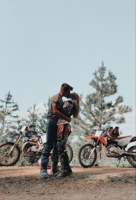 Cute Dirt Bike Couple Pics, Couple On Dirt Bike, Dirt Bike Photoshoot Couple, Dirt Bike Couple Pics, Dirt Bike Couple Relationship Goals, Cute Dirt Bike Couples, Motorcross Couple Pictures, Dirtbike Couple Pics, Dirtbike Photo Shoot