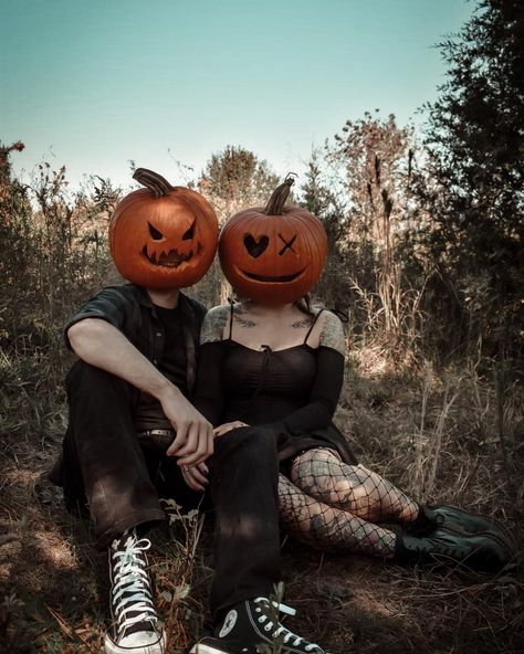 🎃Happy Halloween🎃 #couplessession #spookysession #halloweensession #horrorvibe #horrorvibes👻 Pumpkinhead Photoshoot, Pumpkin Head Photoshoot, Head Photoshoot, Halloween Photography, Halloween Photoshoot, Pumpkin Head, Couple Halloween, Photo Challenge, Photography Studio