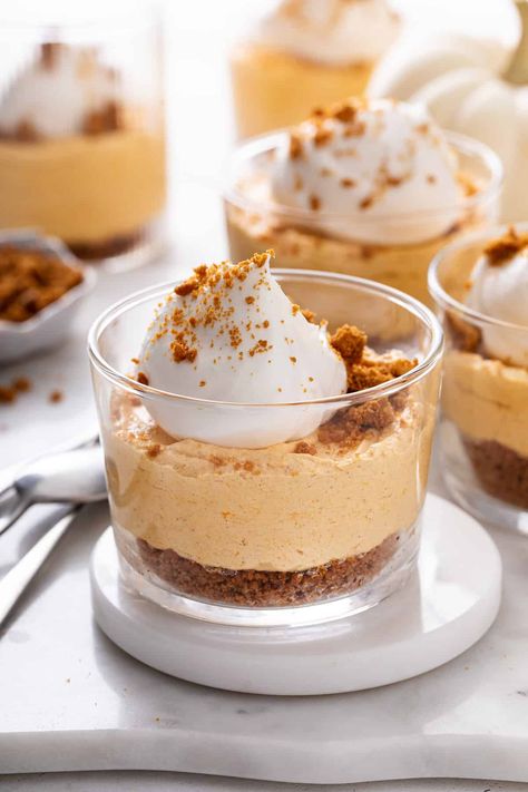 Mini No Bake Pumpkin Pies, Pumpkin Desserts For Party, Pumpkin No Bake Recipes, Individual No Bake Cheesecake, Mini Jar Desserts, Pumpkin Cheesecake Cups, Thanksgiving Desserts In A Cup, Ramican Deserts, No Bake Pumpkin Cheesecake Recipe