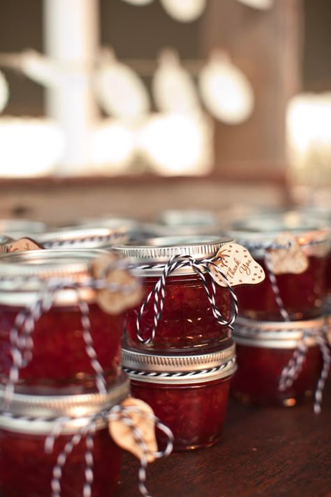 Cadeau invités Jam Jar Wedding Favours, Jam Wedding Favors, Jam Favors, Country Wedding Reception, Bottle Opener Favors, Homemade Wedding Gifts, Homemade Wedding Favors, Diy Wedding Stationery, Creative Wedding Favors