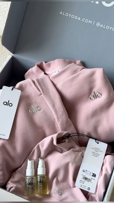 Alo Workout Clothes, Alo Aesthetic Outfit, Alo Clothing, Alo Yoga Aesthetic, Alo Fitness, Alo Aesthetic, Alo Outfit, Alo Pink, Alo Gym