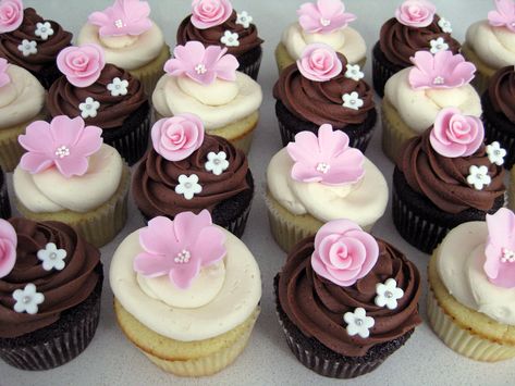 Baby Shower Cupcakes Girl Pink, Girl Shower Cupcakes, Baby Shower Cupcakes For Girls, Girl Baby Shower Centerpieces, Baby Shower Chocolate, Baby Shower Menu, Cupcake Tutorial, Chocolate Babies, Cookie Cakes