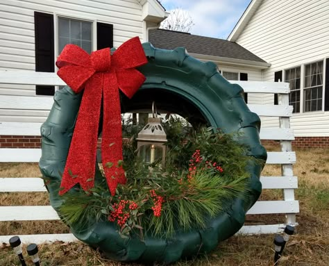 Farm Christmas Pictures With Tractor, Tractor Tire Wreath Christmas, Tire Wreath Christmas, Tractor Tire Wreath, Tire Christmas Decorations, Tractor Tire Ideas, Farm Christmas Decorations, Tire Wreath, Christmas Tree Shopping