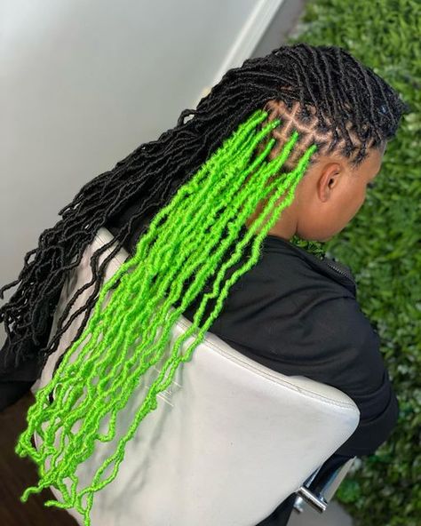 Memphis Soft Locs 💚 CocoDanae ‘ on Instagram: "I’m flooding THE REST OF THE MONTH WITH THIS ONE RIGHT HERE … I ATE FRFR 😭💚🥹 #distressedlocsmemphis #protectivestyles #fauxlocs #locsextensions #memphiscrochetbraids #colocs #greensoftlocs #greenlocs #peekaboolocs #peekaboocolor #locsstyles #blackowned #softlocs #memphissoftlocs #901softlocs" Peekaboo Softlocs, Multicolor Soft Locs, Green Soft Locs, Peekaboo Soft Locs, Peekaboo Locs, Soft Locs With Color, Peekaboo Color, Soft Locs, Braided Styles