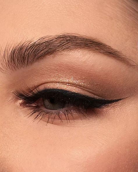 Bridesmaid Eyeshadow, Foxy Eyeliner, Winged Eyeliner Makeup Look, Eyeliner Flick, Cat Eye Eyeliner, Winged Eyeliner Makeup, Bride Vibes, Eyeliner Ideas, Long Cat