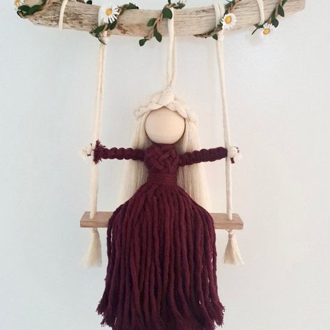 Macramè Angel Doll FEC Macrame Doll Diy, Diy Yarn Dolls How To Make, Macrame Dolls Tutorials, Macrame Dolls How To Make, Doll Macrame, Diy Yarn Dolls, Macrame Dolls, Macrame Doll, Girl Swinging