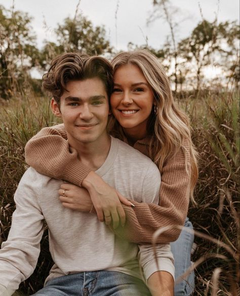 Being Carried Pose Reference, Cloudy Day Couple Photoshoot, Cute Photos Couple, Couple Poses For Fall Pictures, Instagram Poses For Couples, Senior Pictures With Girlfriend, Holiday Photos Couples, Professional Engagement Photos, Thanksgiving Couples Pictures