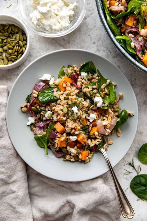 Sweet Potato And Onion, Warm Farro Salad, Nuts Dessert, Farro Salad Recipes, Farro Recipes, Protein Meat, Salad With Goat Cheese, Healthy Vegetarian Food, Desk Lunch