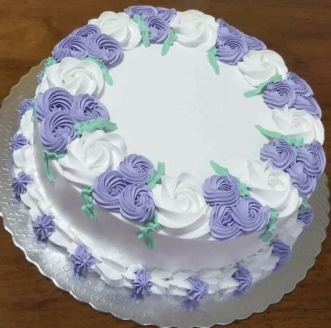 Spring Themed Birthday Cake, Buttercream Cake Designs Birthday, Round Birthday Cake Ideas, Pretty Cake Decorating, Round Cake Decorating Ideas, Simple Cake Designs Birthday, Simple Birthday Cake Designs, Round Birthday Cakes, Buttercream Cake Designs