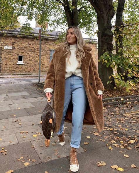 FREYA KILLIN. on Instagram: “Teddy coat season is here and I’m so happy about it! Happy Sunday Guys! Jeans - @zara Coat - @alarostores Jumper - @topshop She’s -…” Freya Killin, Guys Jeans, Teddy Coat Outfit, Coat Outfit Casual, Mantel Outfit, Long Coat Outfit, Zara Coat, Cozy Winter Outfits, Coat Outfit