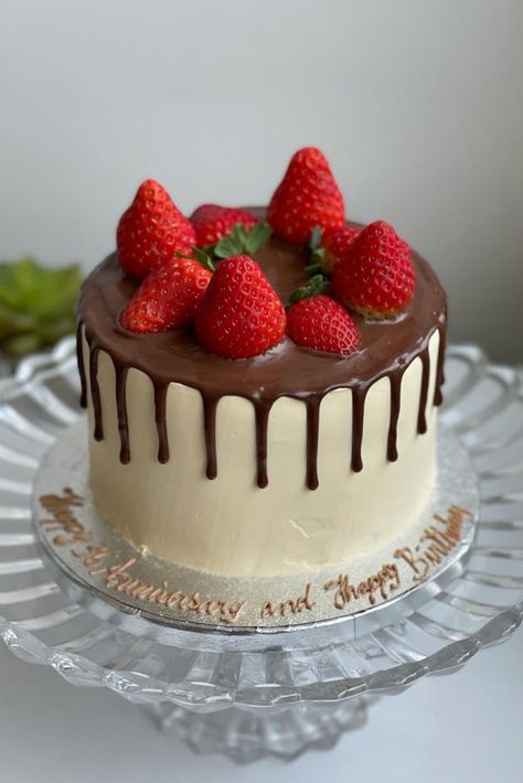 Chocolate Cake Decoration With Strawberries, Strawberry Decorations On Cake, Strawberry Drip Cake, Chocolate Drip Cake Birthday, Birthday Cake With Buttercream, Chocolate Birthday Cake Decoration, Bolo Drip Cake, Strawberry Cake Decorations, Icing Chocolate