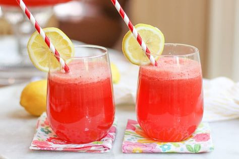 Two glasses of strawberry lemonade punch with a slice of lemon and red and white straws. Freezing Watermelon, Strawberry Lemonade Punch, Rhubarb Cocktail, Watermelon Mint Lemonade, Watermelon Sangria, Agua Fresca Recipe, Alcoholic Punch Recipes, Summertime Cocktail, Non Alcoholic Punch