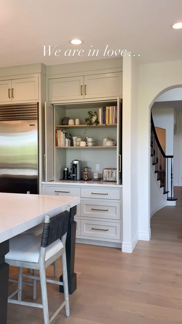 ᴏᴀᴋ ʜᴇᴀʀᴛʜ ʜᴏᴍᴇs on Instagram: "We are definitely in love.. 😍🤩 How could you not be in love with this hidden coffee pantry set up? Doors open or doors closed this area of the kitchen is a stand out. Doors closed you can hide appliances and deciliter your counter or keep things from guests you won’t want them to see! Doors open to a beautifully set up coffee bar with tons of storage and space for decor that can make your kitchen look even more elegant 🙌🏼 What do you think of this cabinet feat Corner Kitchen Pantry Next To Fridge, Coffee Bar Built In Kitchen, Kitchen Cabinet On Top Of Counter, Upper Cabinet Sitting On Countertop, Side Of Refrigerator Coffee Bar, Kitchen Appliance Pantry, Hidden Pantry Next To Fridge, Hide Coffee Maker In Kitchen, Coffee In Pantry