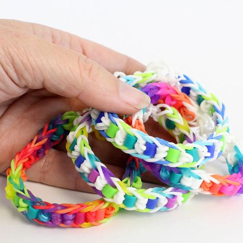 Easy Rainbow Loom Bracelet with Perler Beads Tutorial Rainbow Loom Bracelets Easy Step By Step, Diy Floating Deck, Crazy Loom, Loom Bands Tutorial, Rubber Band Loom, Rainbow Loom Bracelets Easy, Fun Loom, Rainbow Loom Tutorials, Loom Band Bracelets