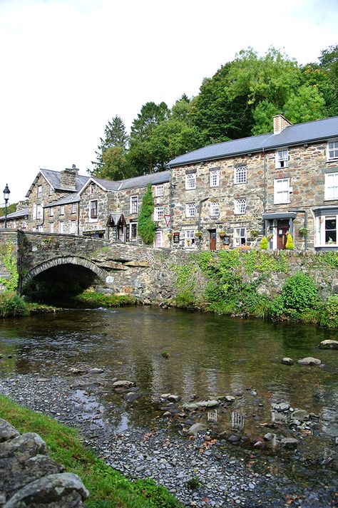 Northern Wales, Wales Snowdonia, Welsh Castles, Wales Travel, Visit Wales, Snowdonia National Park, Uk History, Amazing Landscapes, Aesthetic Flower