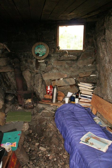 Mystery Internet Cave House: Solved Safe House Aesthetic, Cave House Underground Homes, Apocalypse Room, Cave Hideout, Living Underground, Abandoned Room, Rock Homes, Cave Dwelling, Cave Houses