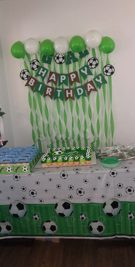 Ronaldo Birthday Theme, Soccer Birthday Party Ideas, Cake Table Decorations Birthday, Soccer Team Party, Soccer Party Decorations, Soccer Decor, Soccer Birthday Parties, Soccer Theme, Team Party